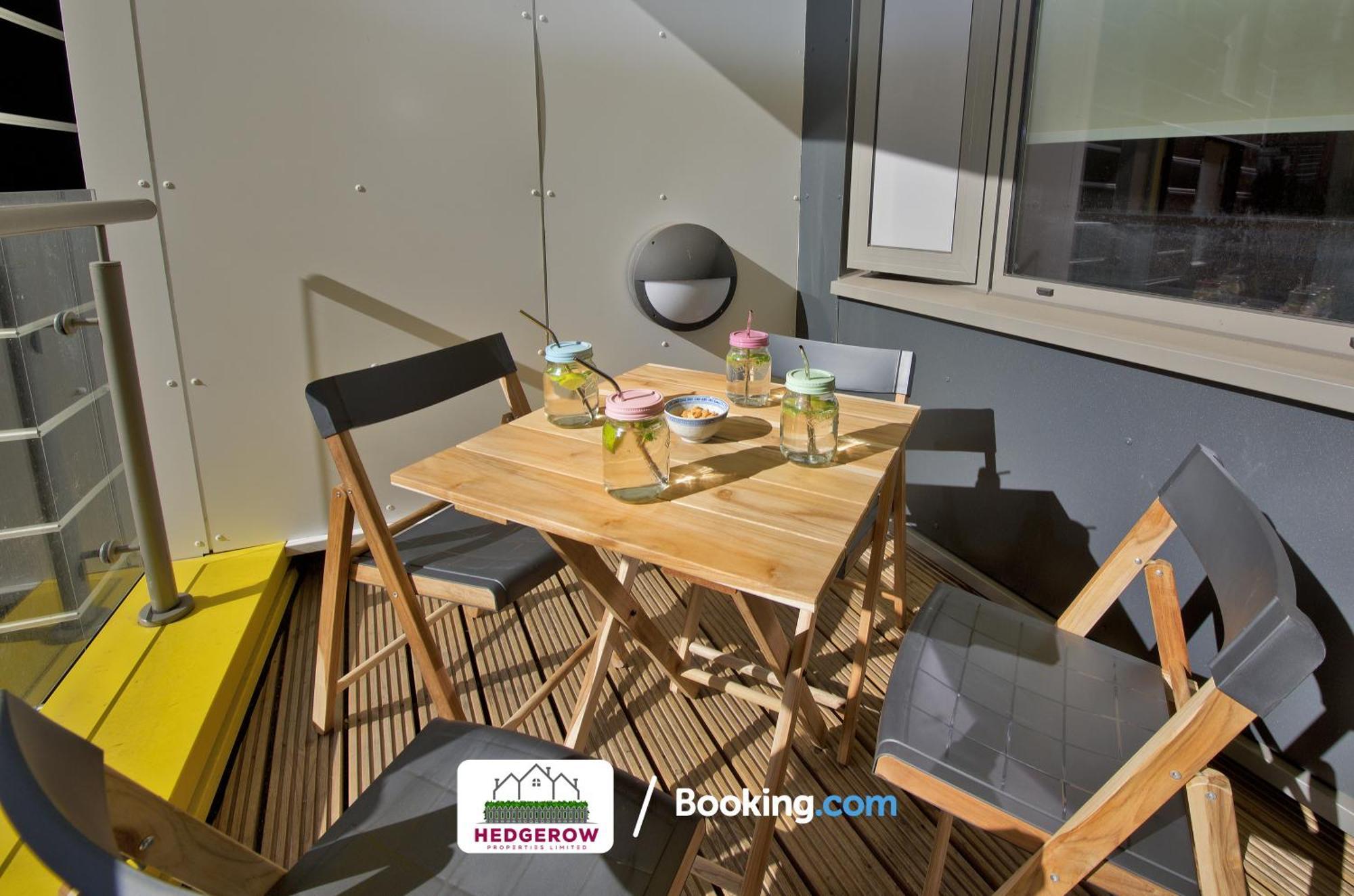 Hedgerow City: Modern 2-bed For Contractors Apartment