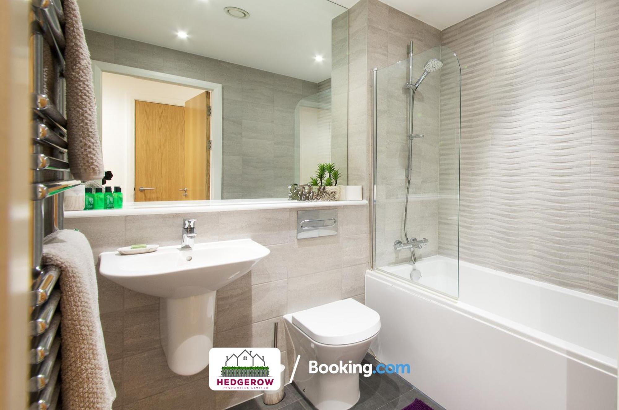 Hedgerow City: Modern 2-bed For Contractors