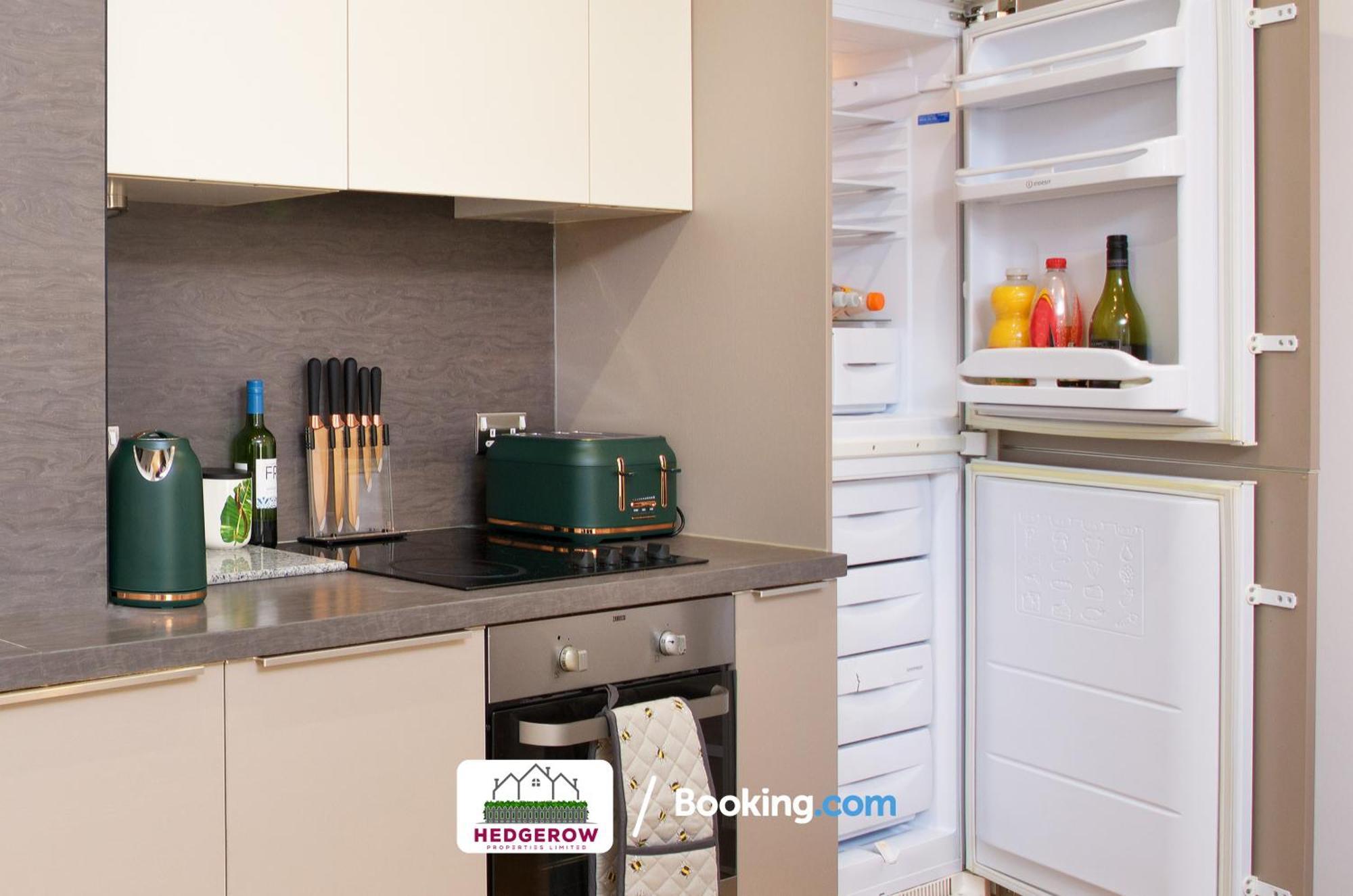 Apartment Hedgerow City: Modern 2-bed For Contractors