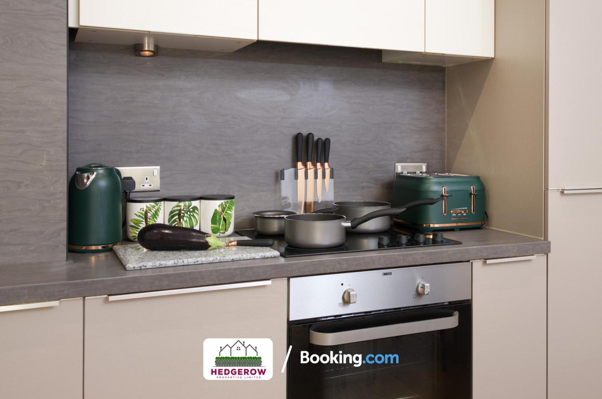Hedgerow City: Modern 2-bed For Contractors * Manchester