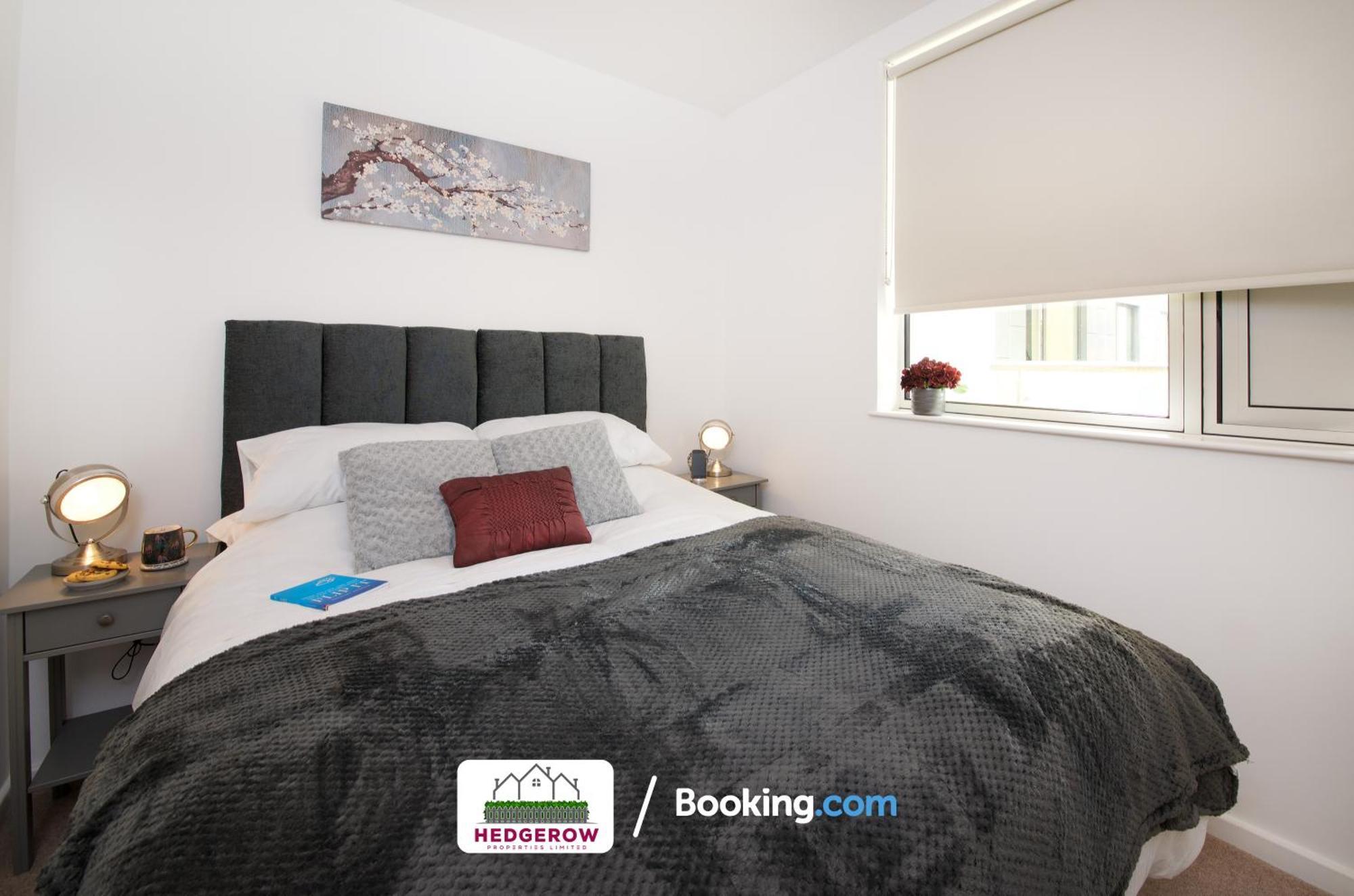 Hedgerow City: Modern 2-bed For Contractors Apartment