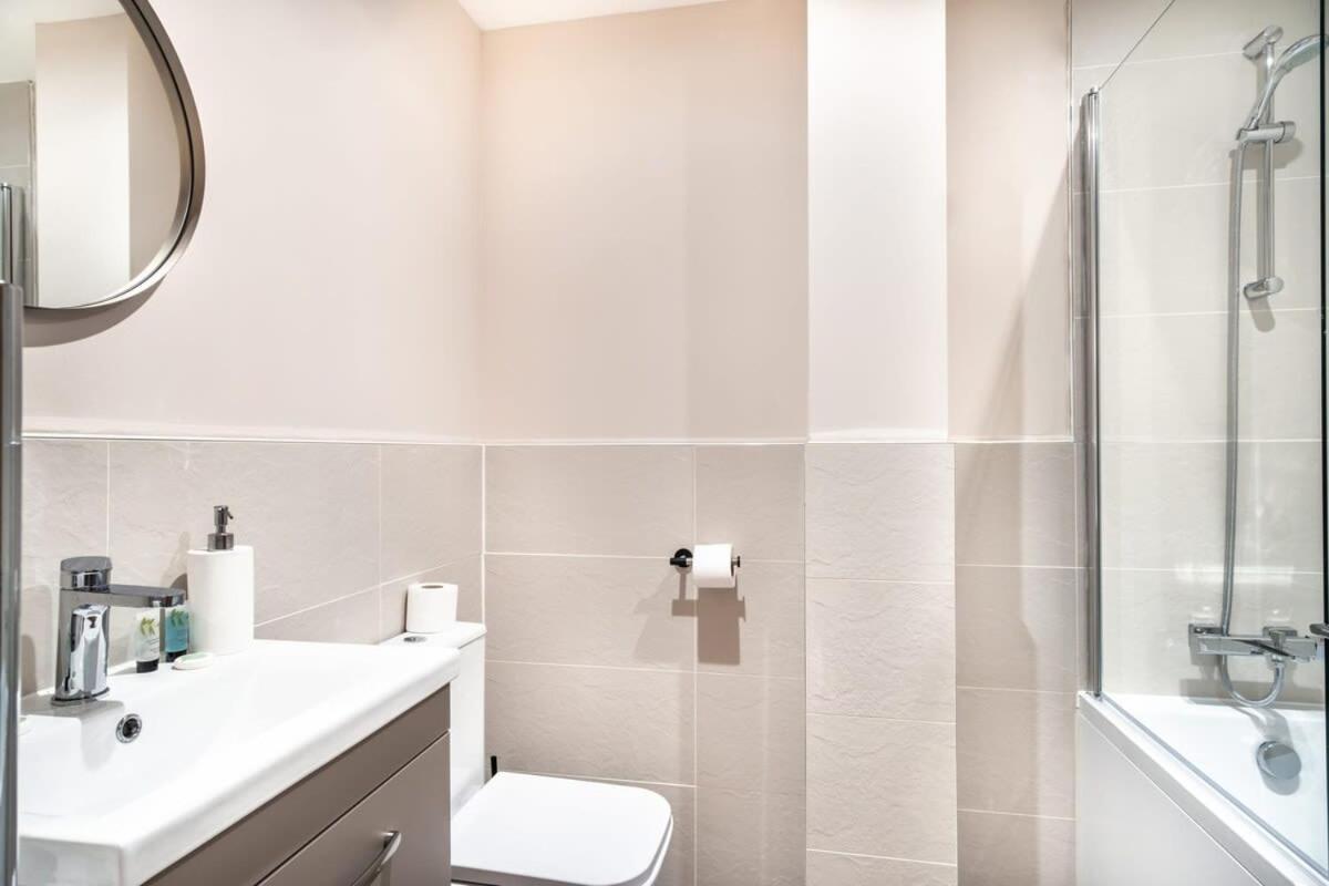 Spacious & Bright 2 Bed In Apartment