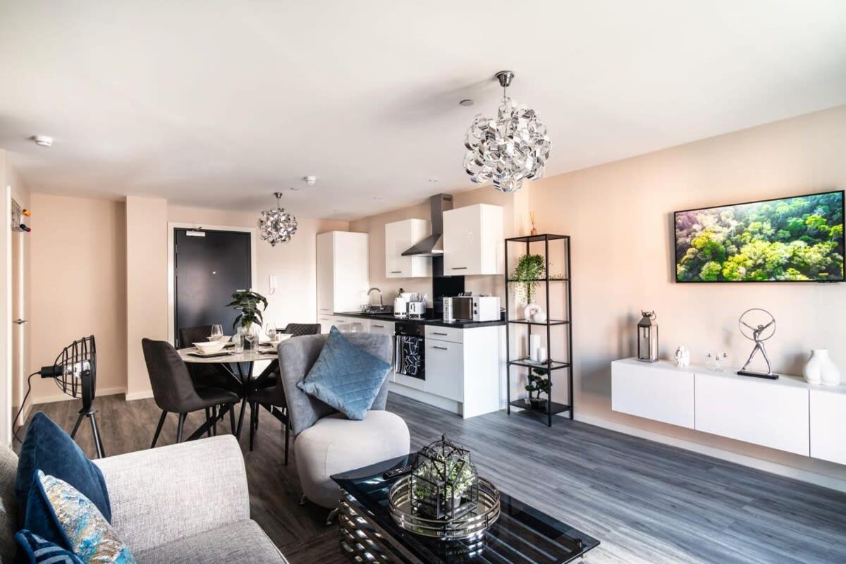 Spacious & Bright 2 Bed In Apartment