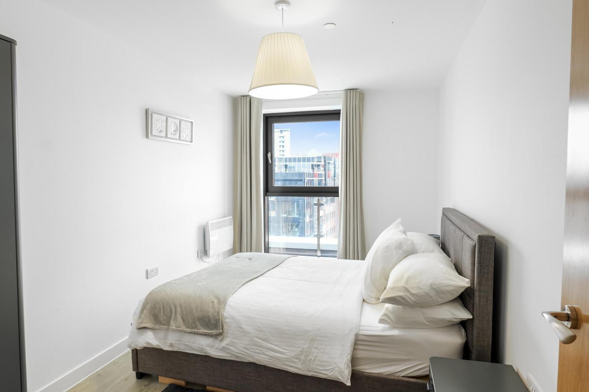 High Rise 2 Bedroom & 2 Bath With Parking, Balcony & Amazing View * Manchester