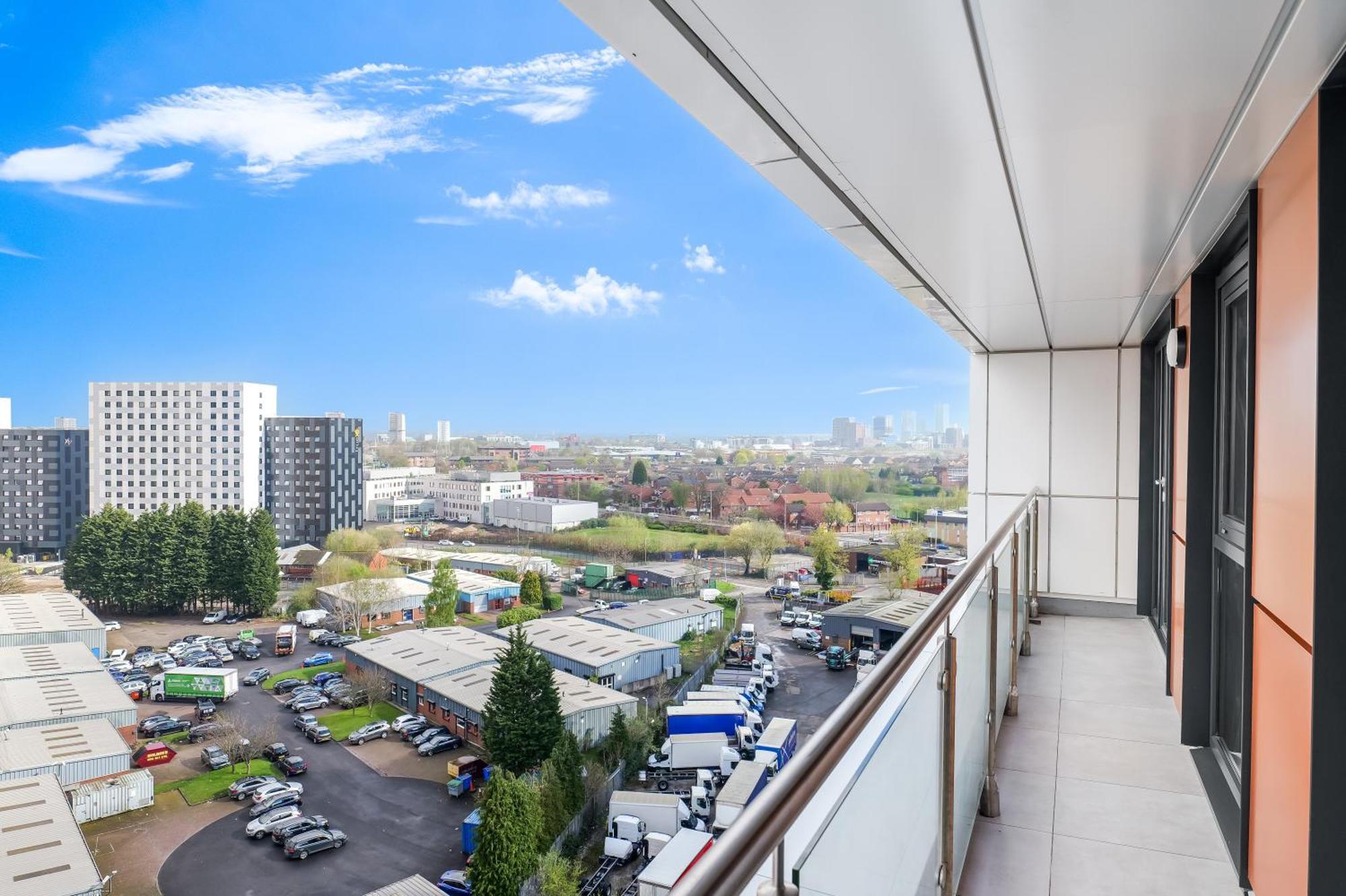 High Rise 2 Bedroom & 2 Bath With Parking, Balcony & Amazing View * Manchester