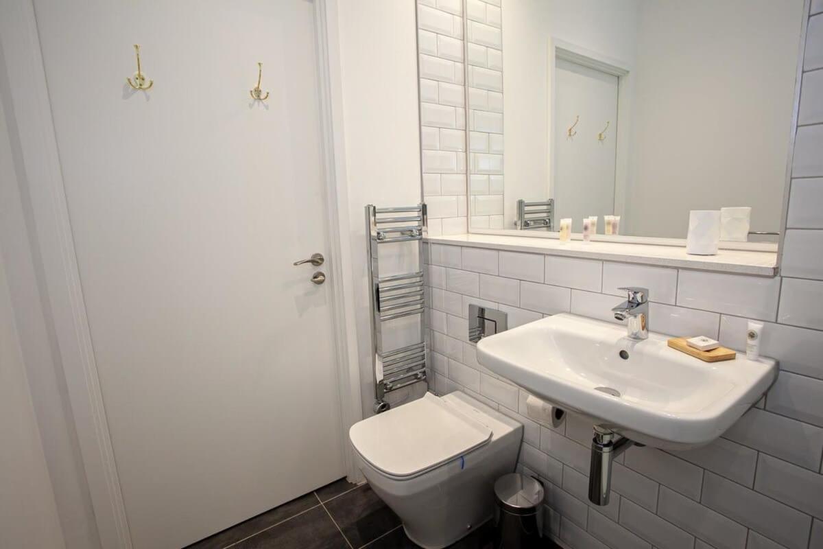 Stunning 1 Bed Flat 5min Walk To Victoria Station Manchester