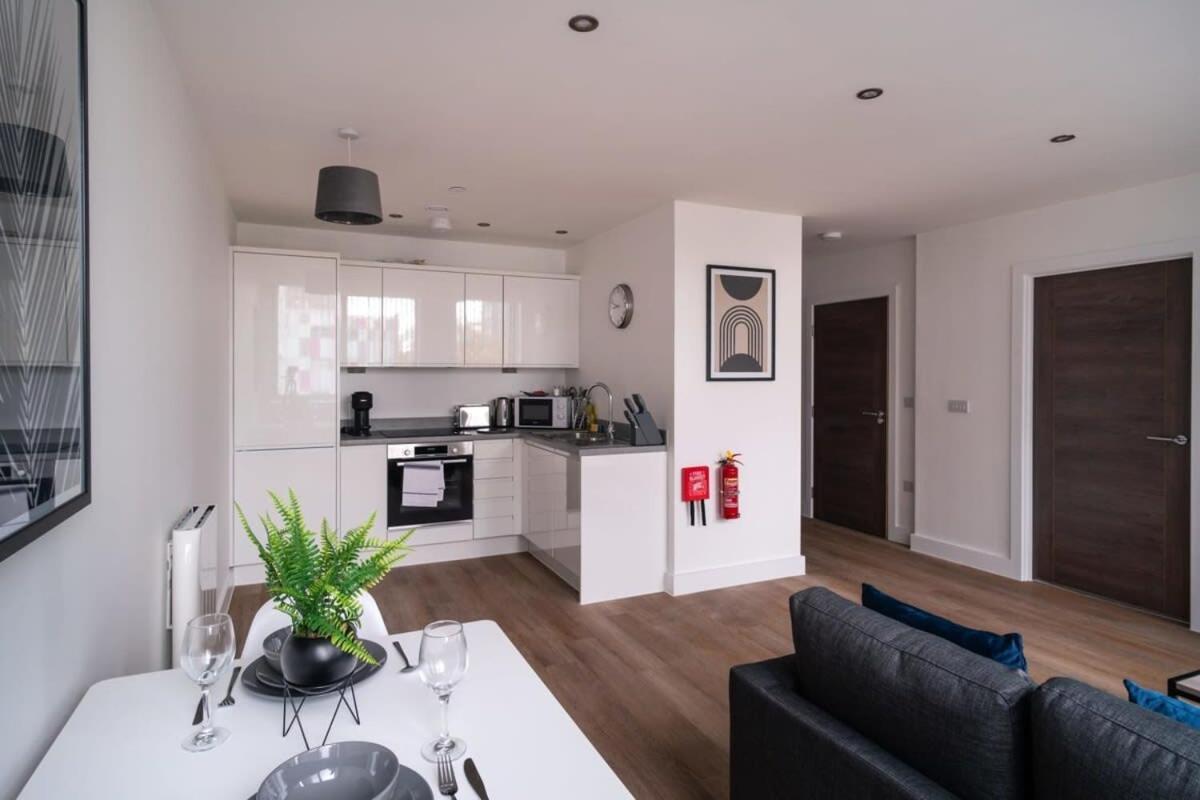 Zeni, Alexandra Rise Chic 1br Flat Apartment