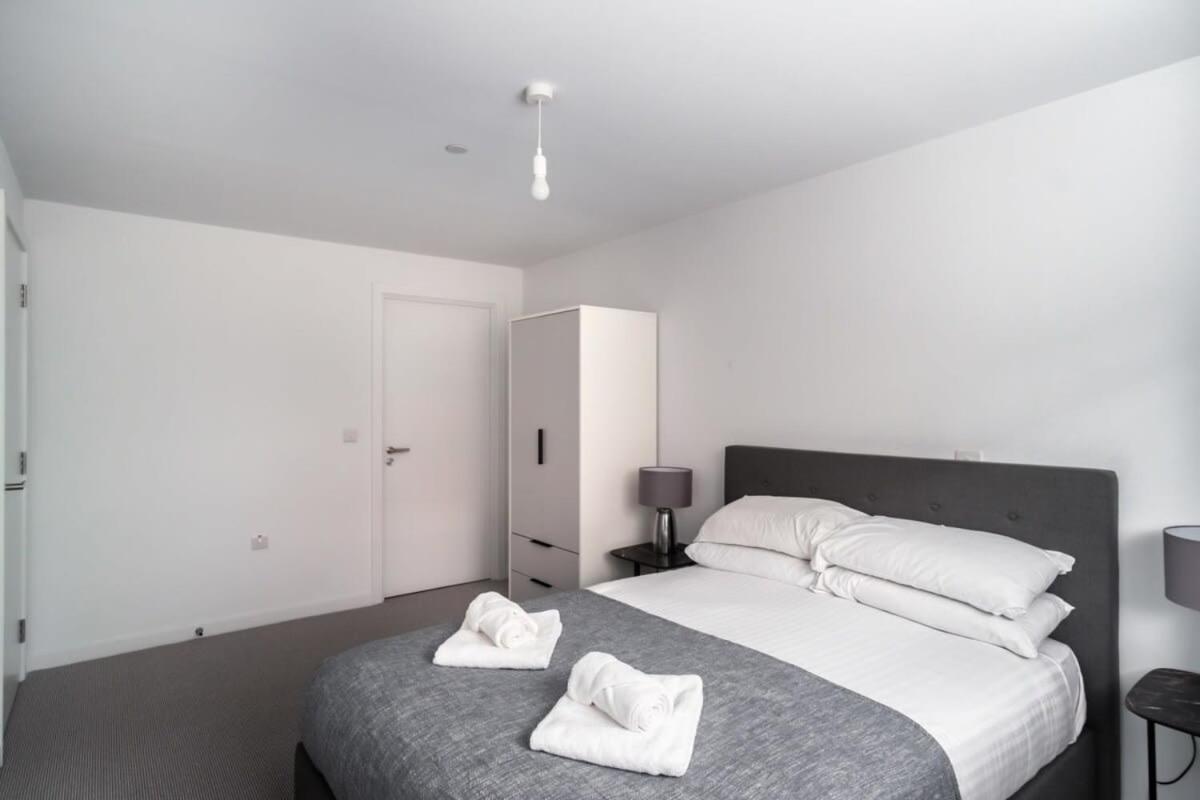 Spacious 2 Bed In Central Apartment