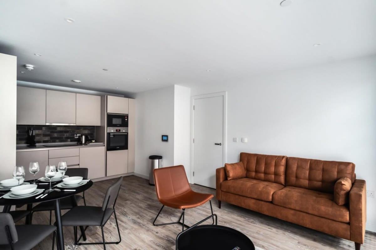 Spacious 2 Bed In Central Apartment