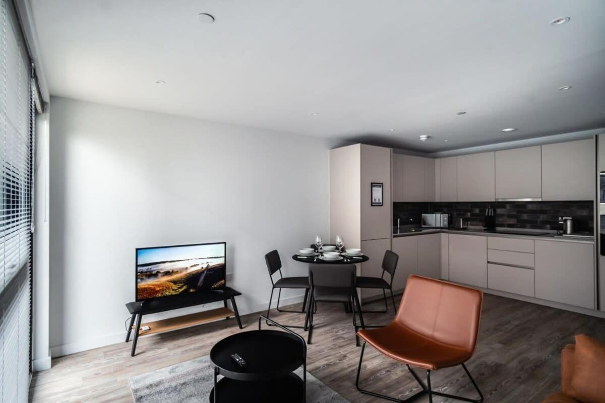Spacious 2 Bed In Central *