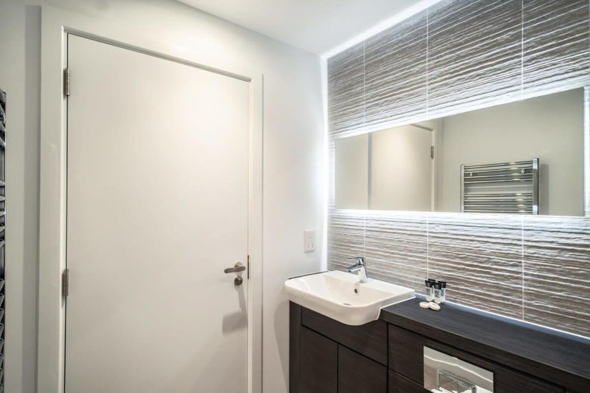 Spacious 2 Bed In Central Apartment