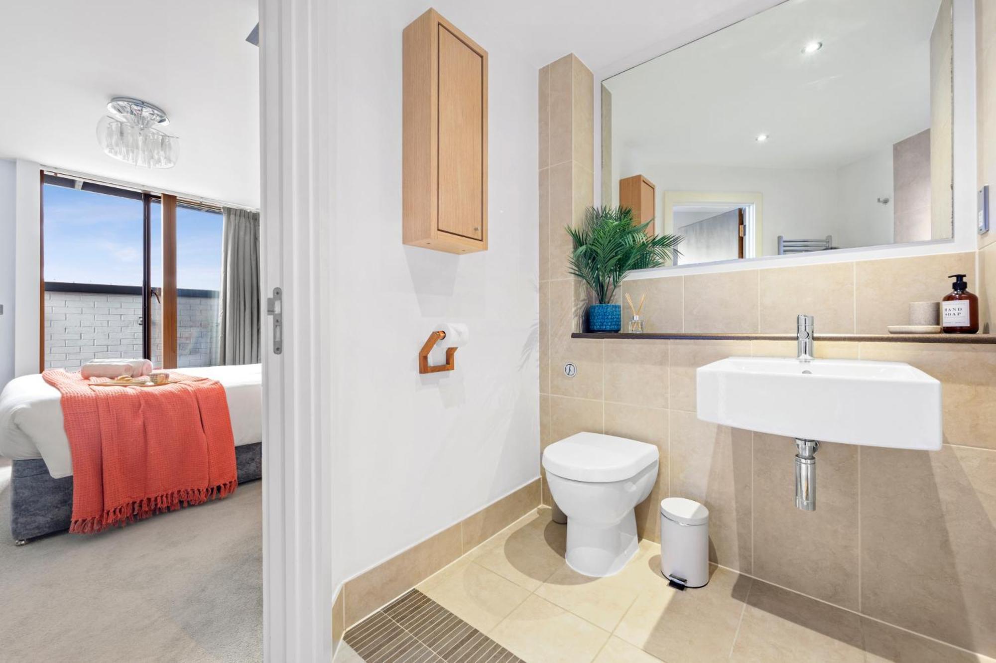 Appartement With Balcony & Secure Parking Manchester