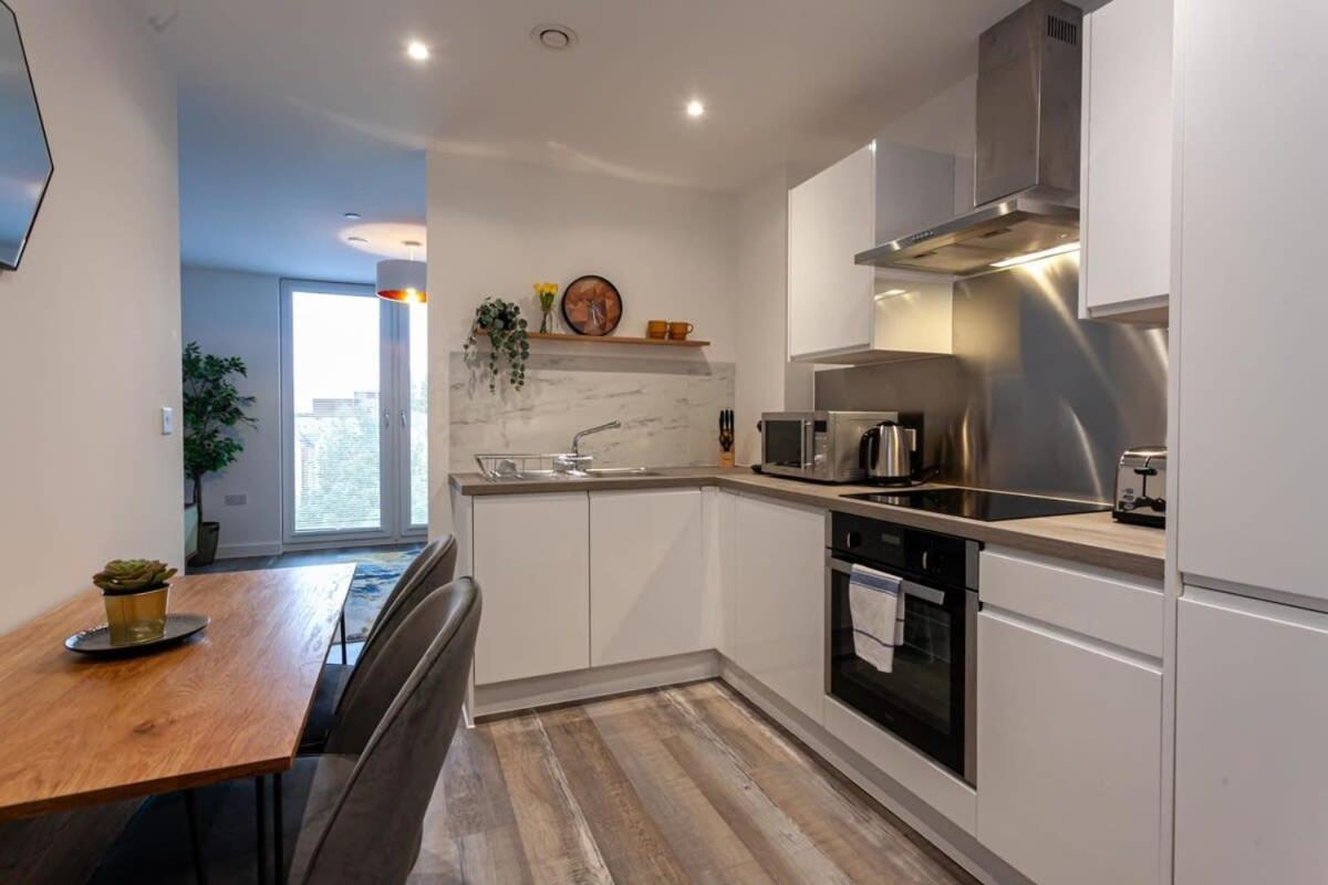 Stunning 2 Bed Flat 5min To Old Trafford Stadium * Manchester