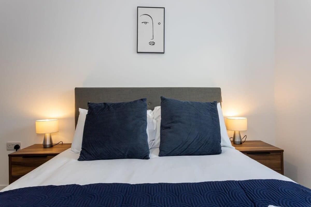 Modern 2 Bed Salford Stunning Views Apartment Manchester
