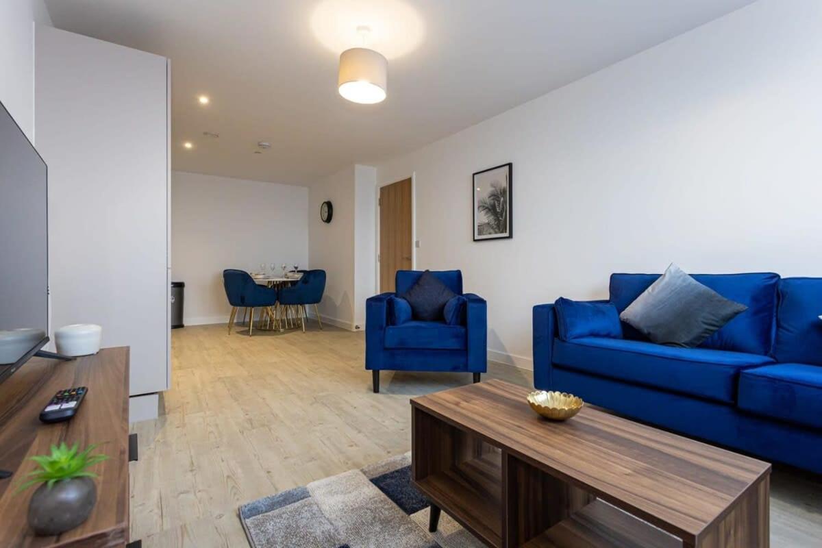 Modern 2 Bed Salford Stunning Views Apartment *