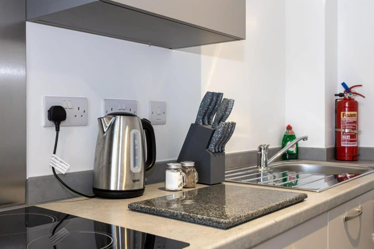 Modern 2 Bed Salford Stunning Views Apartment