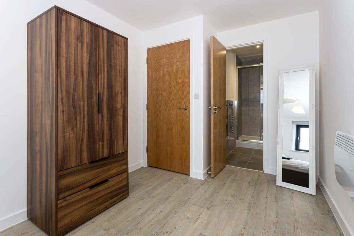 Modern 2 Bed Salford Stunning Views Apartment