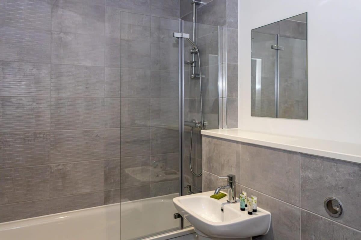 Modern 2 Bed Salford Stunning Views Apartment