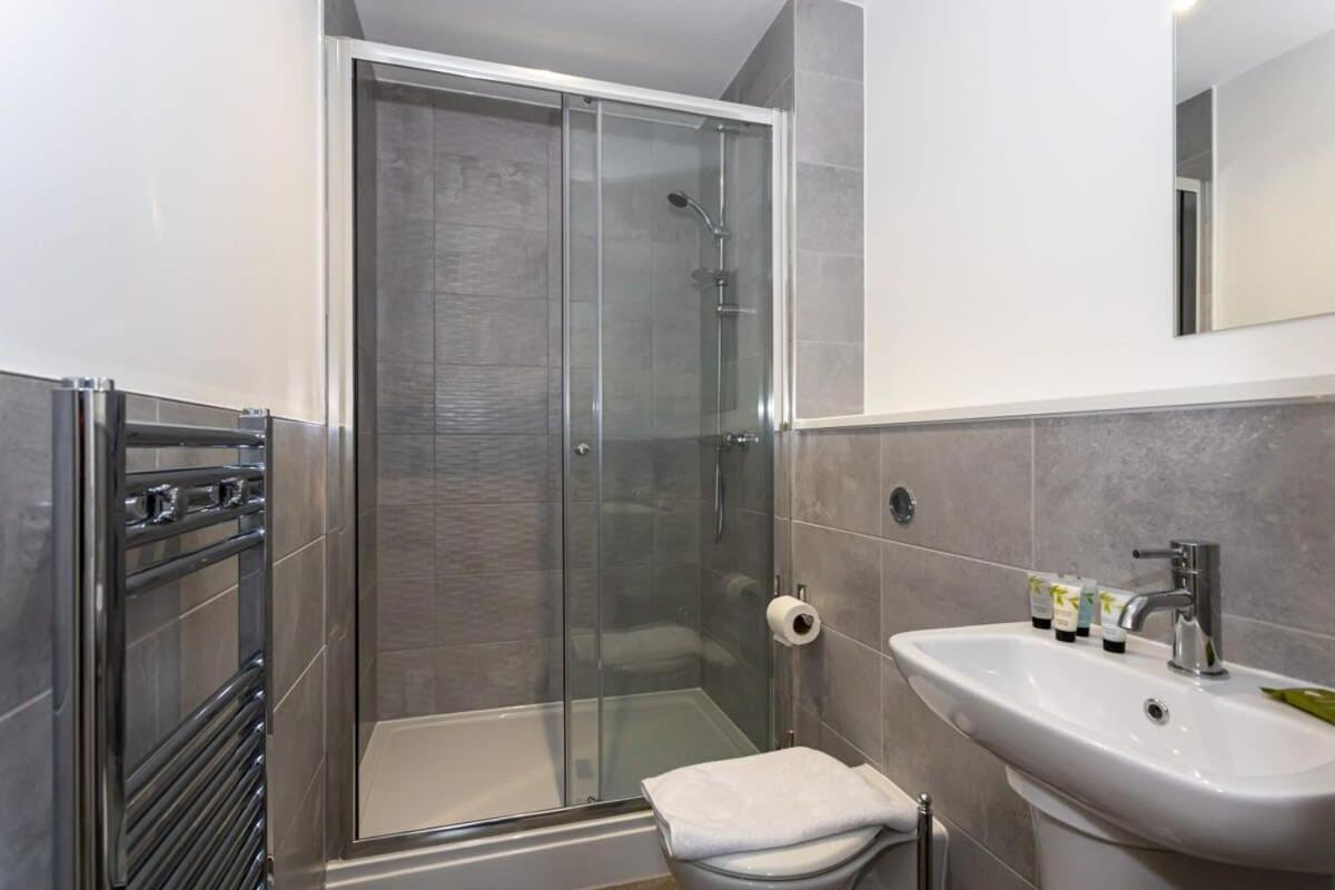 Modern 2 Bed Salford Stunning Views Apartment *