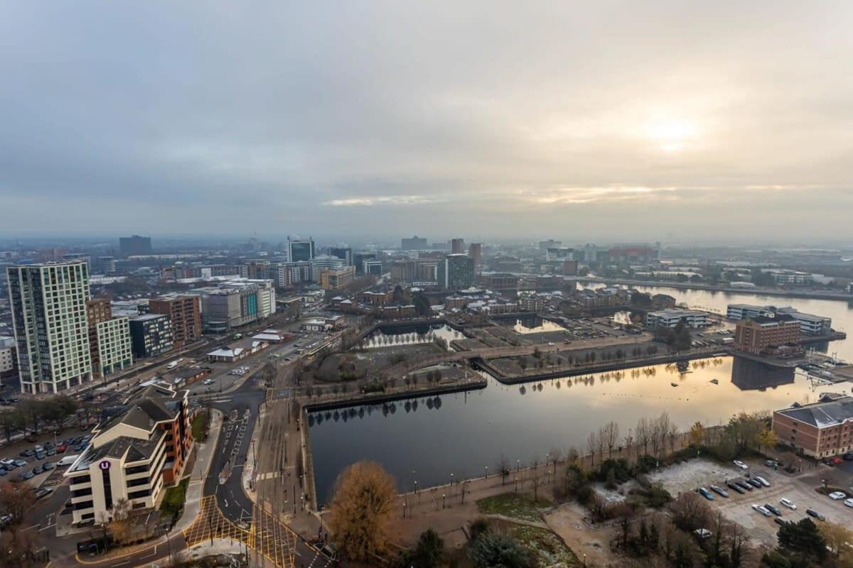 Modern 2 Bed Salford Stunning Views Apartment