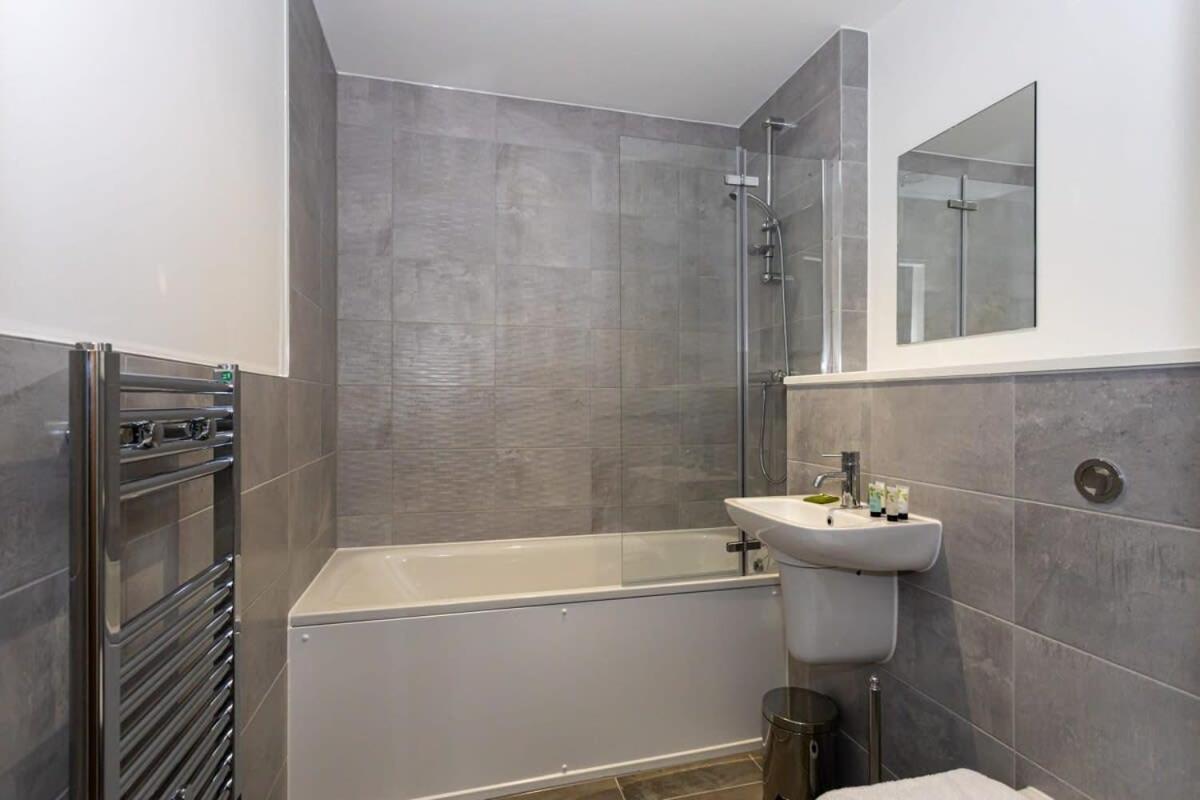 Modern 2 Bed Salford Stunning Views Apartment *