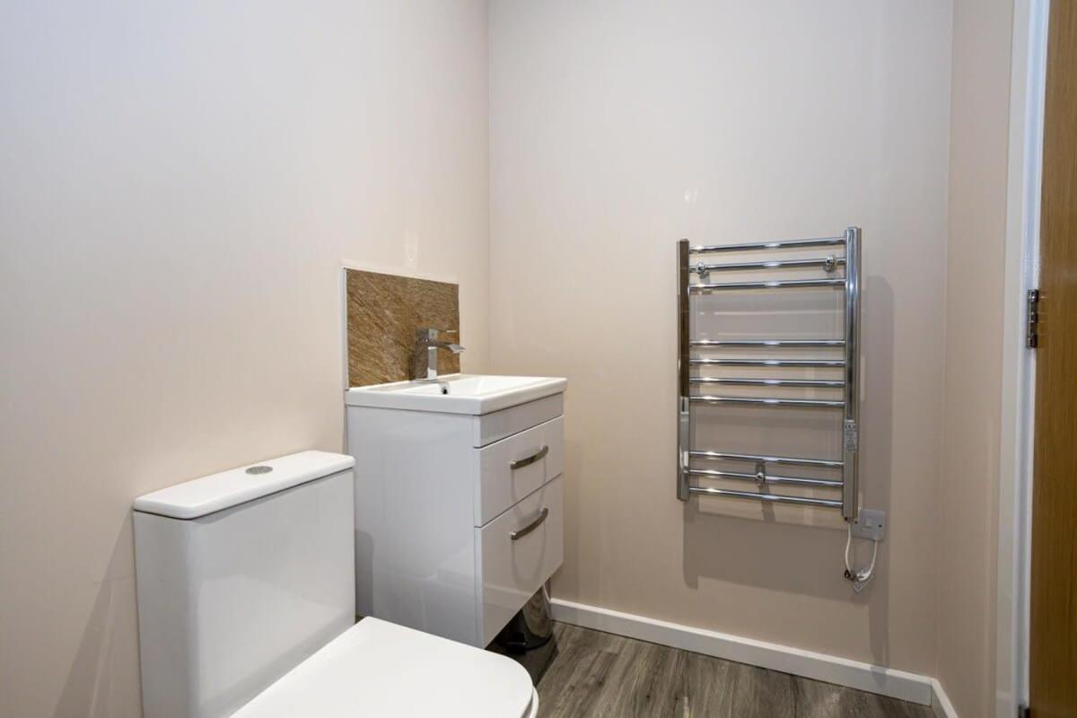 2 Bedroom Modern In Apartment *