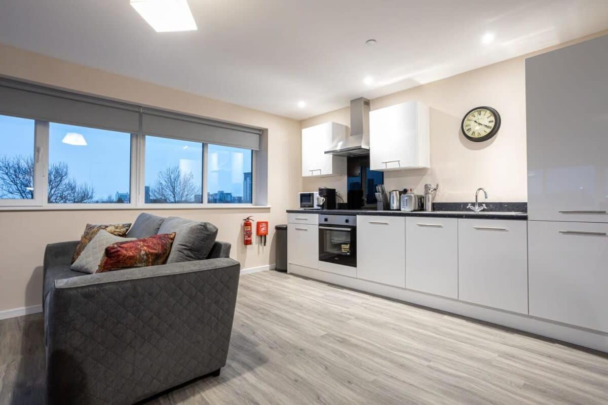 2 Bedroom Modern In Apartment