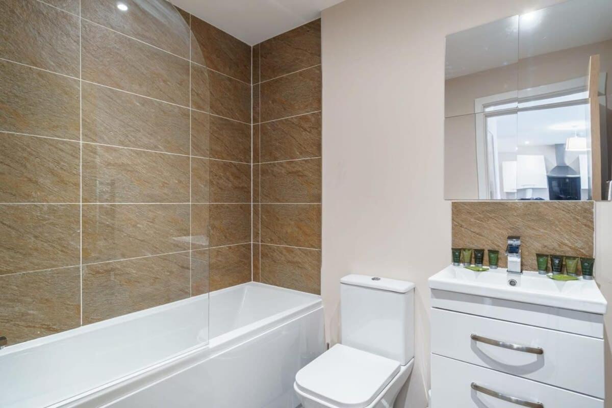 Modern 1 Bedroom - Sleeps 2 Apartment *