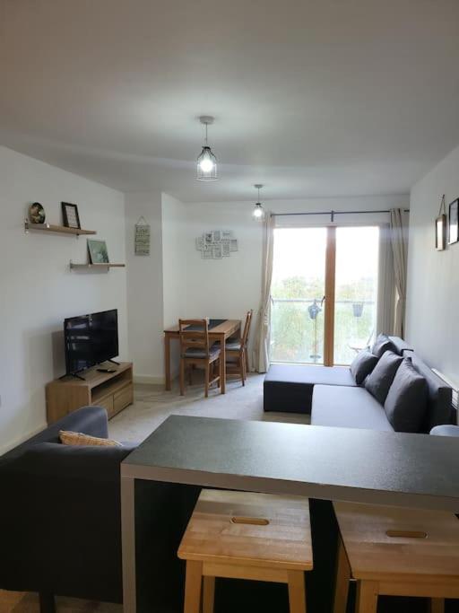 Delightful 2 Bedroom Apartment *
