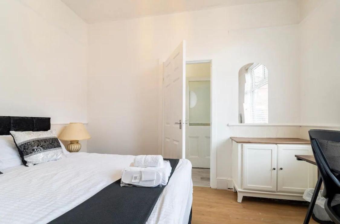 3 Bedroom House With Modern Interior, Close To The Etihad Stadium