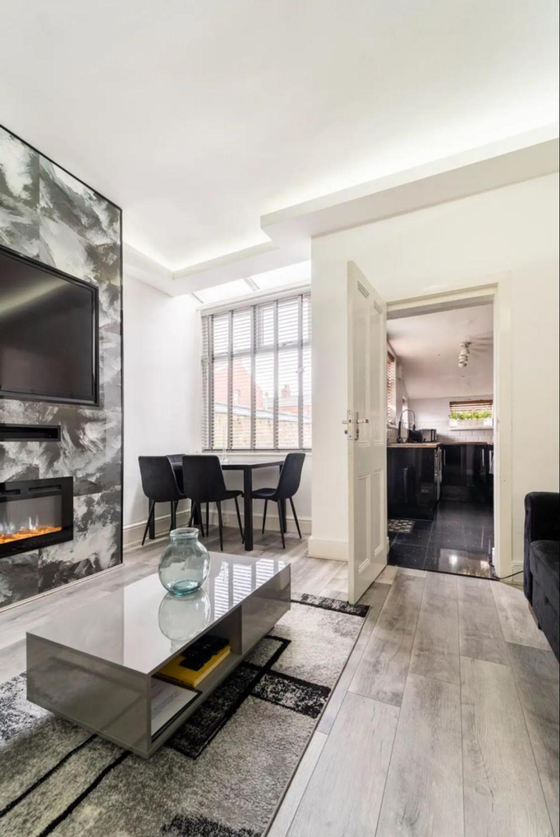 3 Bedroom House With Modern Interior, Close To The Etihad Stadium Manchester