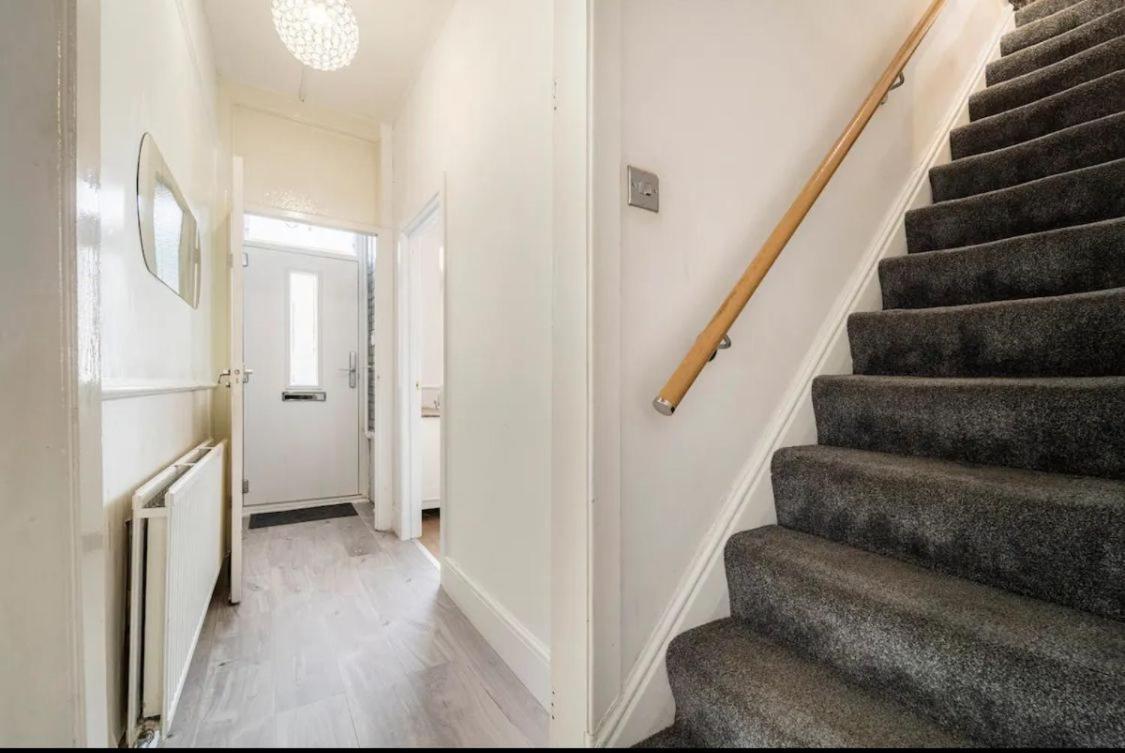 Appartement 3 Bedroom House With Modern Interior, Close To The Etihad Stadium *