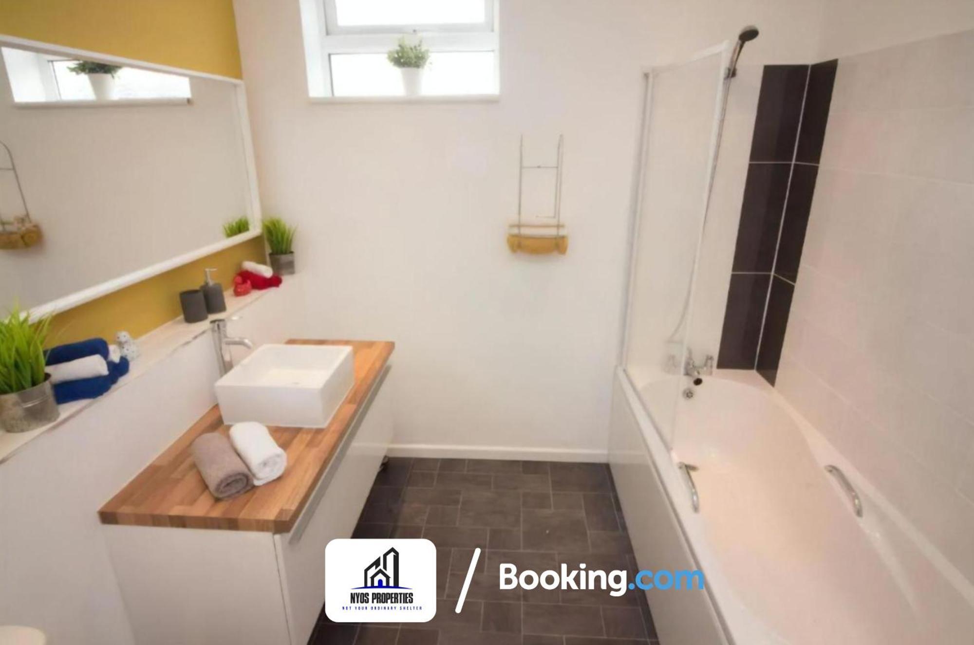 Modern Terrace: Serviced By Nyos * Manchester