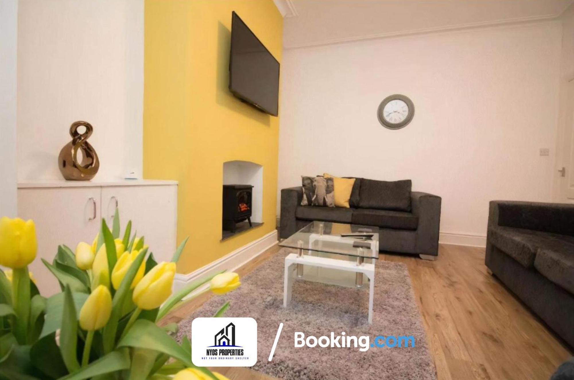 Modern Terrace: Serviced By Nyos Apartment