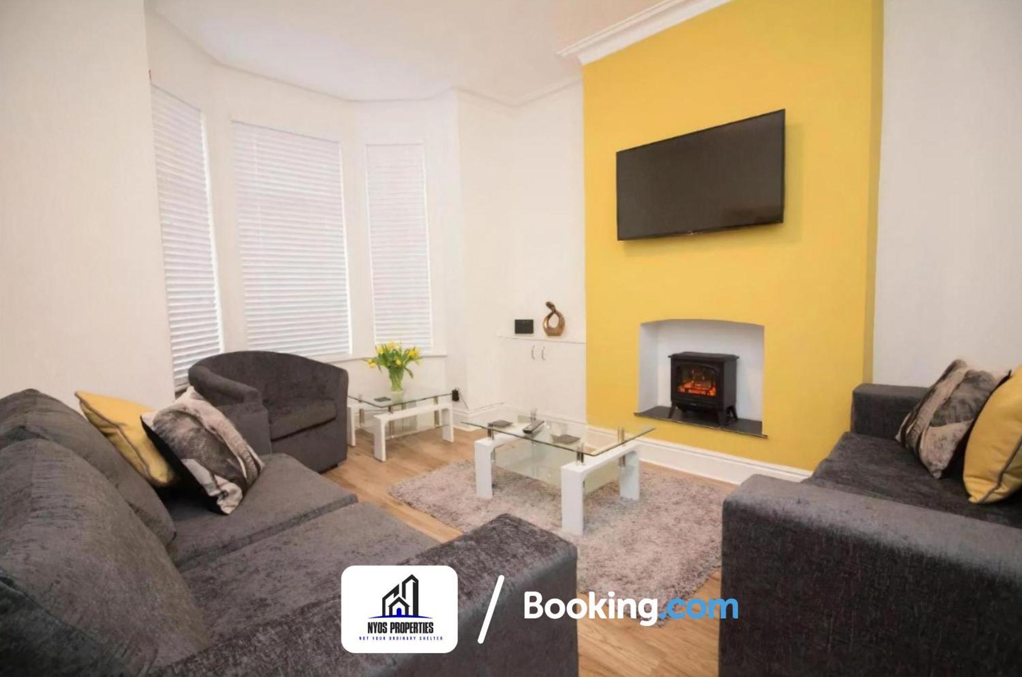 Modern Terrace: Serviced By Nyos Apartment *