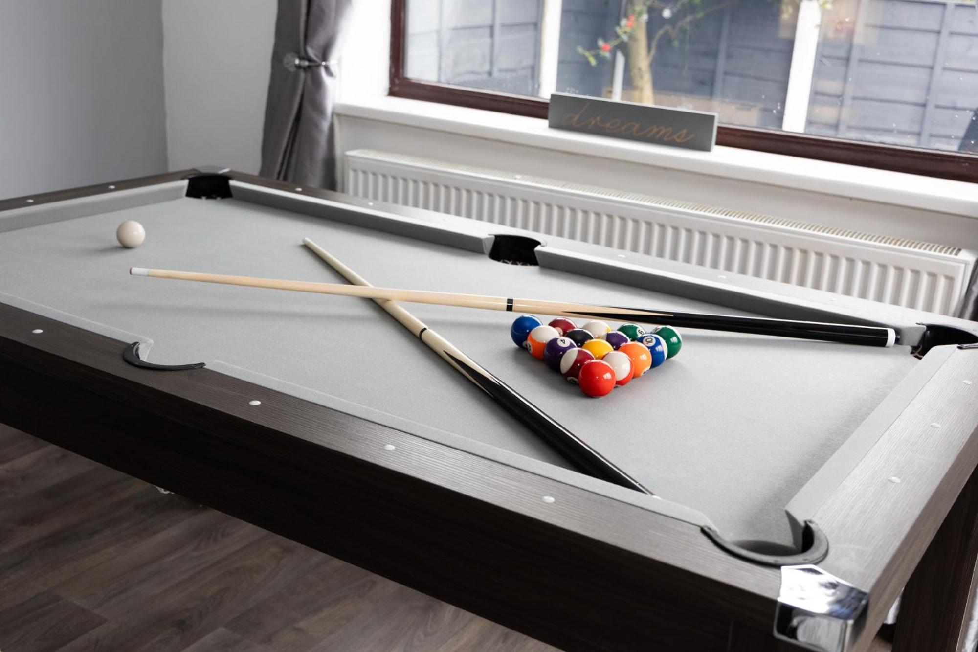 Vakantiehuis Carpe Diem - Stunning 4 Bed With Games Table Manchester