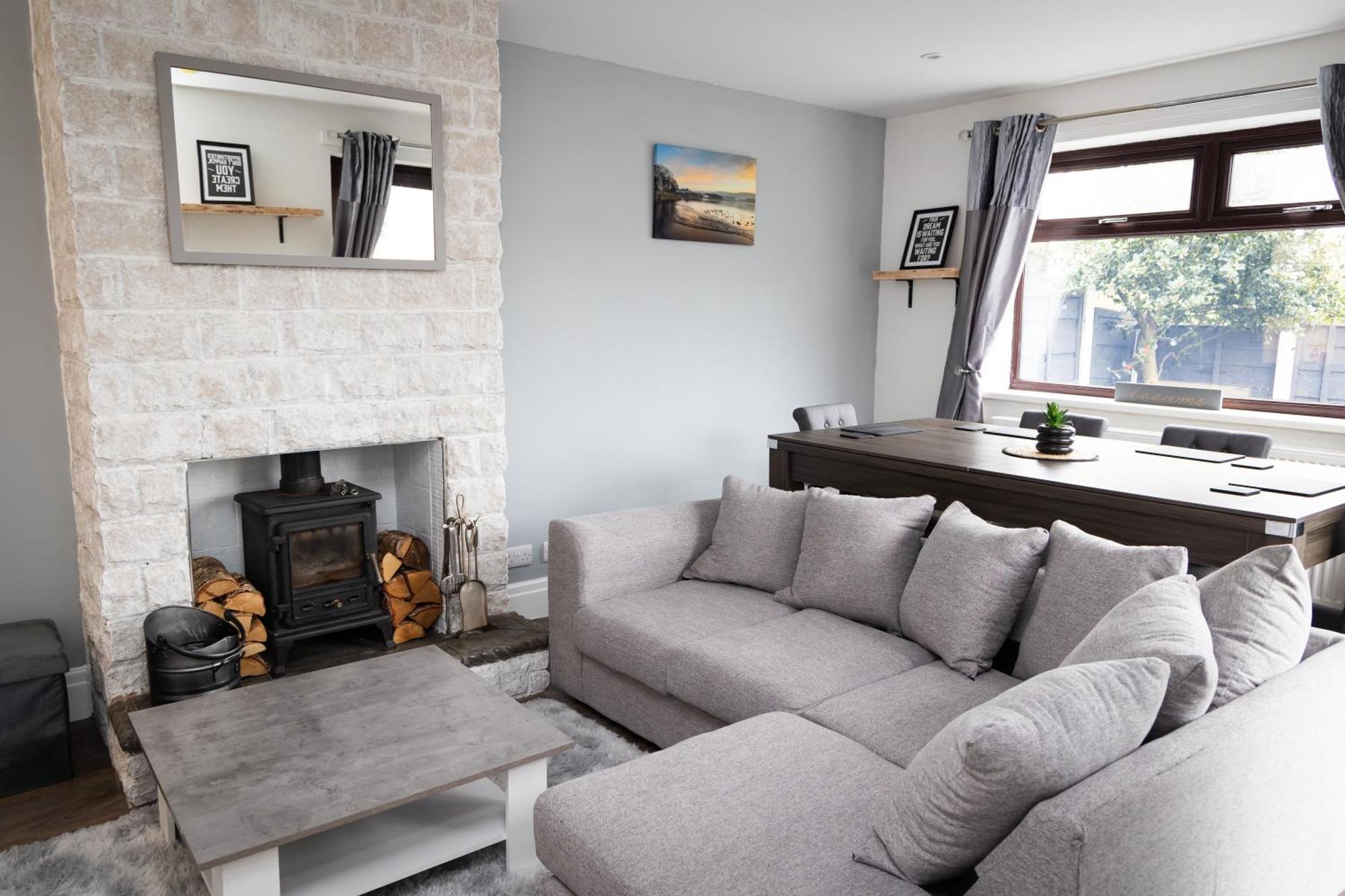 Carpe Diem - Stunning 4 Bed With Games Table Manchester