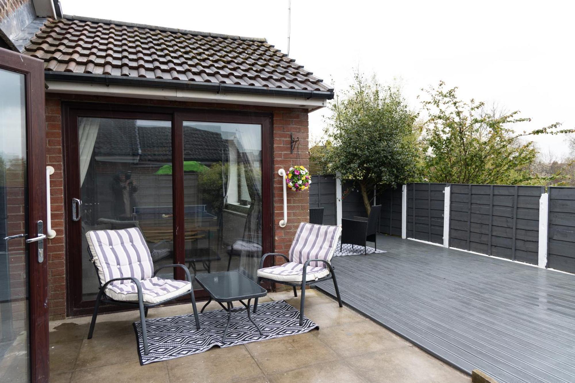 Carpe Diem - Stunning 4 Bed With Games Table * Manchester