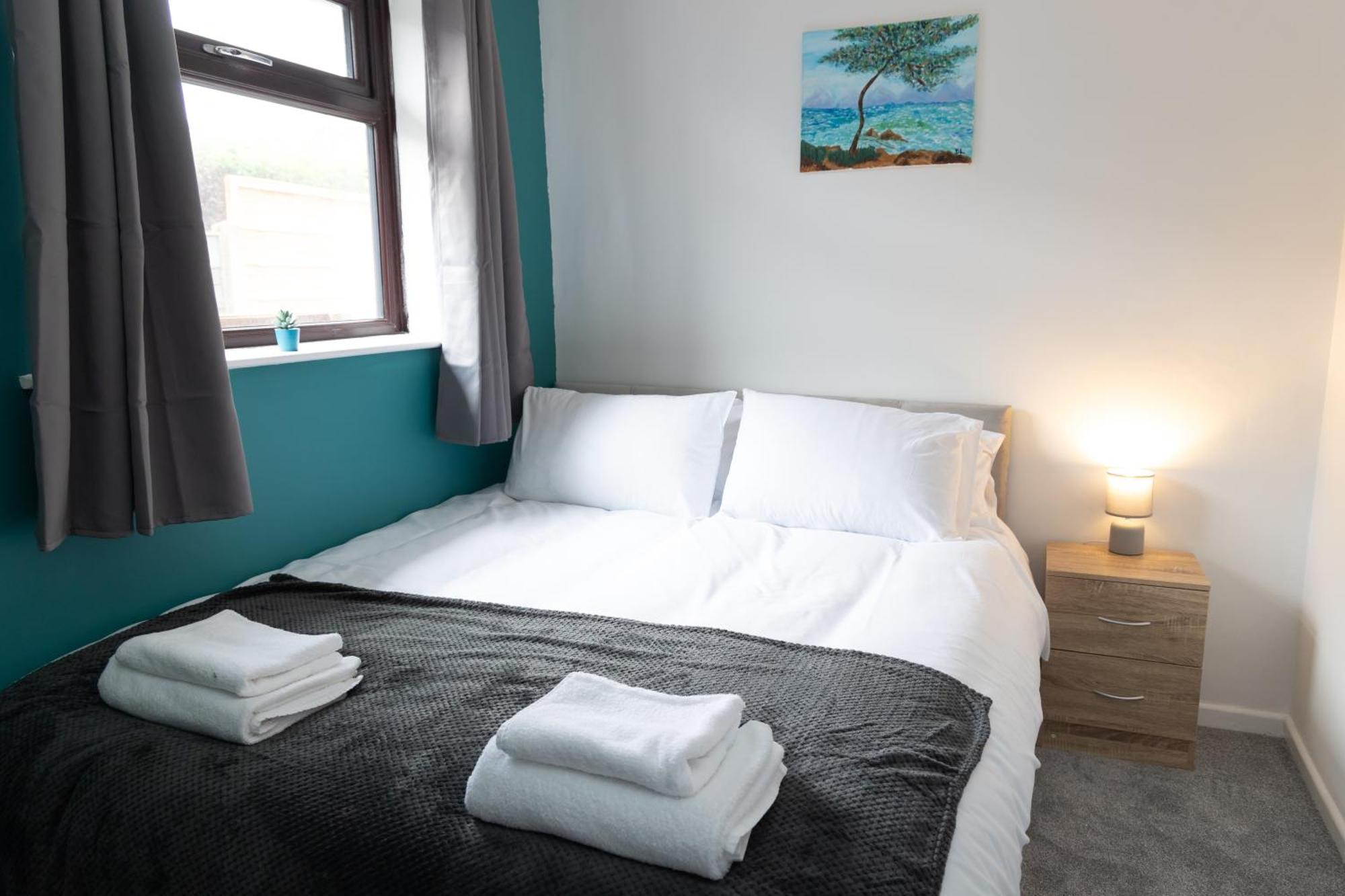 Carpe Diem - Stunning 4 Bed With Games Table Manchester