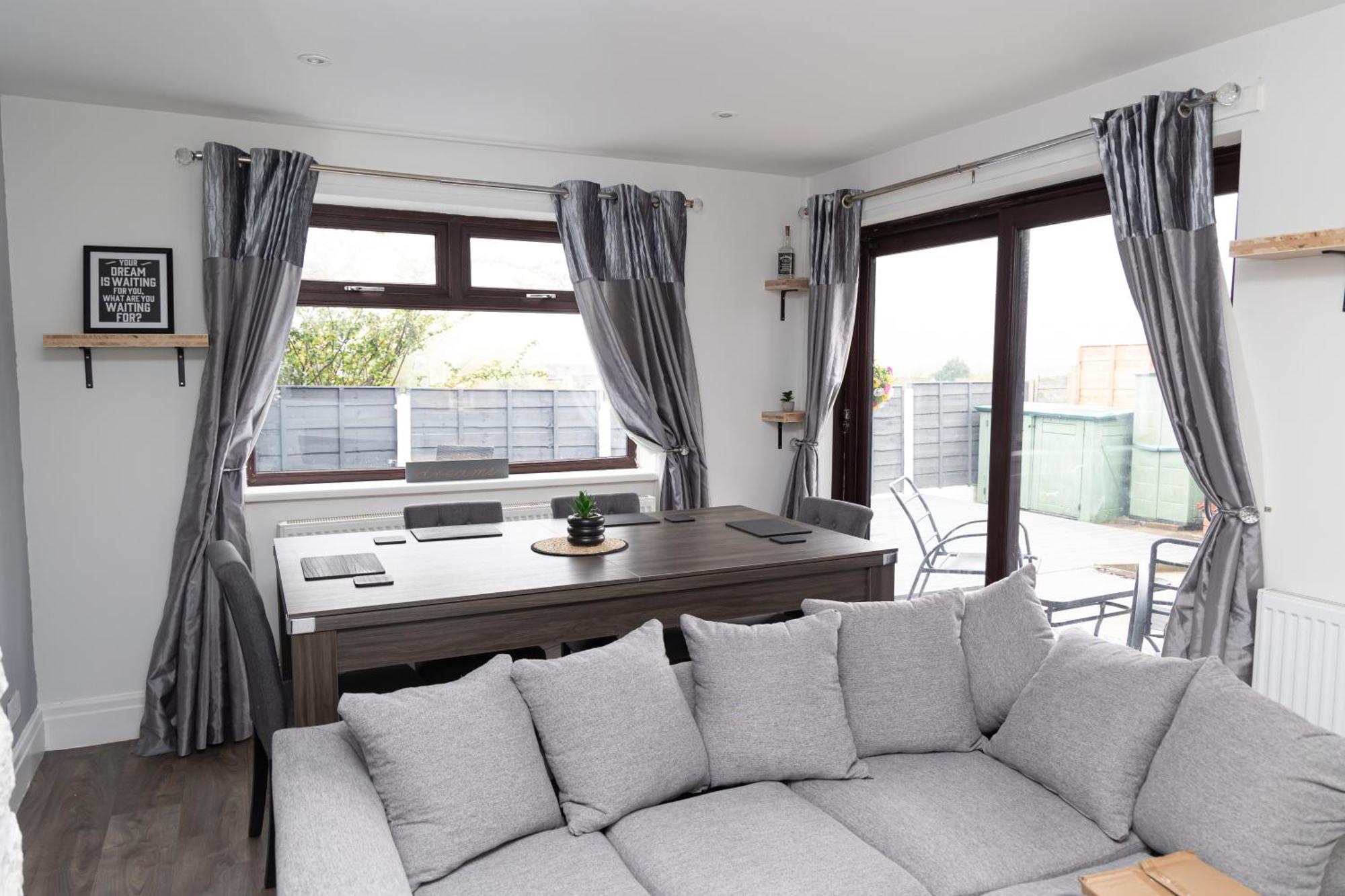 Vakantiehuis Carpe Diem - Stunning 4 Bed With Games Table Manchester