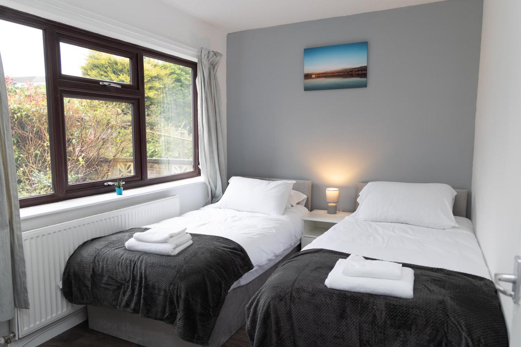 Carpe Diem - Stunning 4 Bed With Games Table Manchester