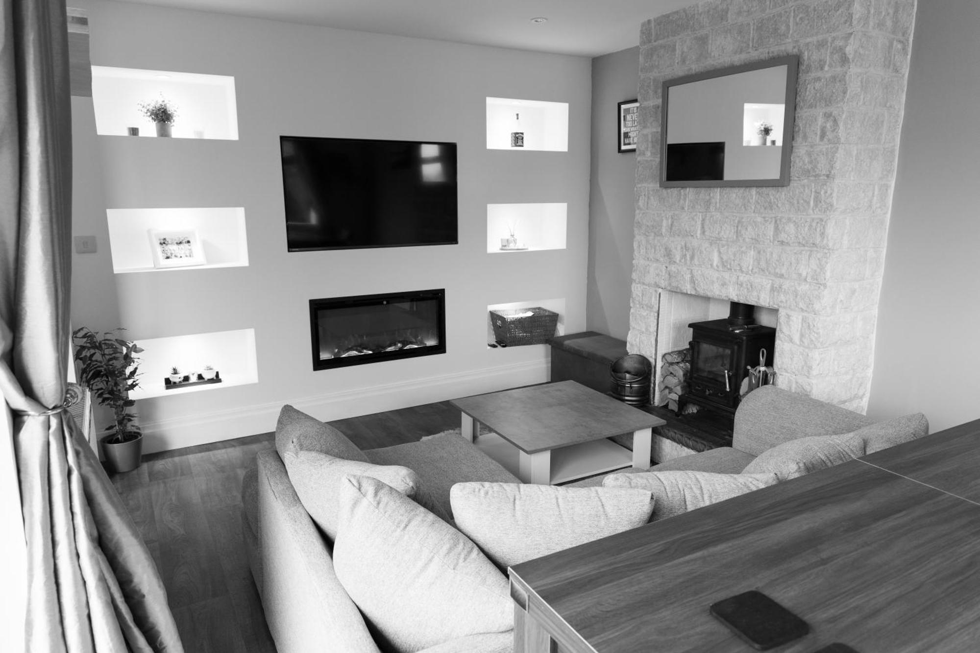 Carpe Diem - Stunning 4 Bed With Games Table * Manchester
