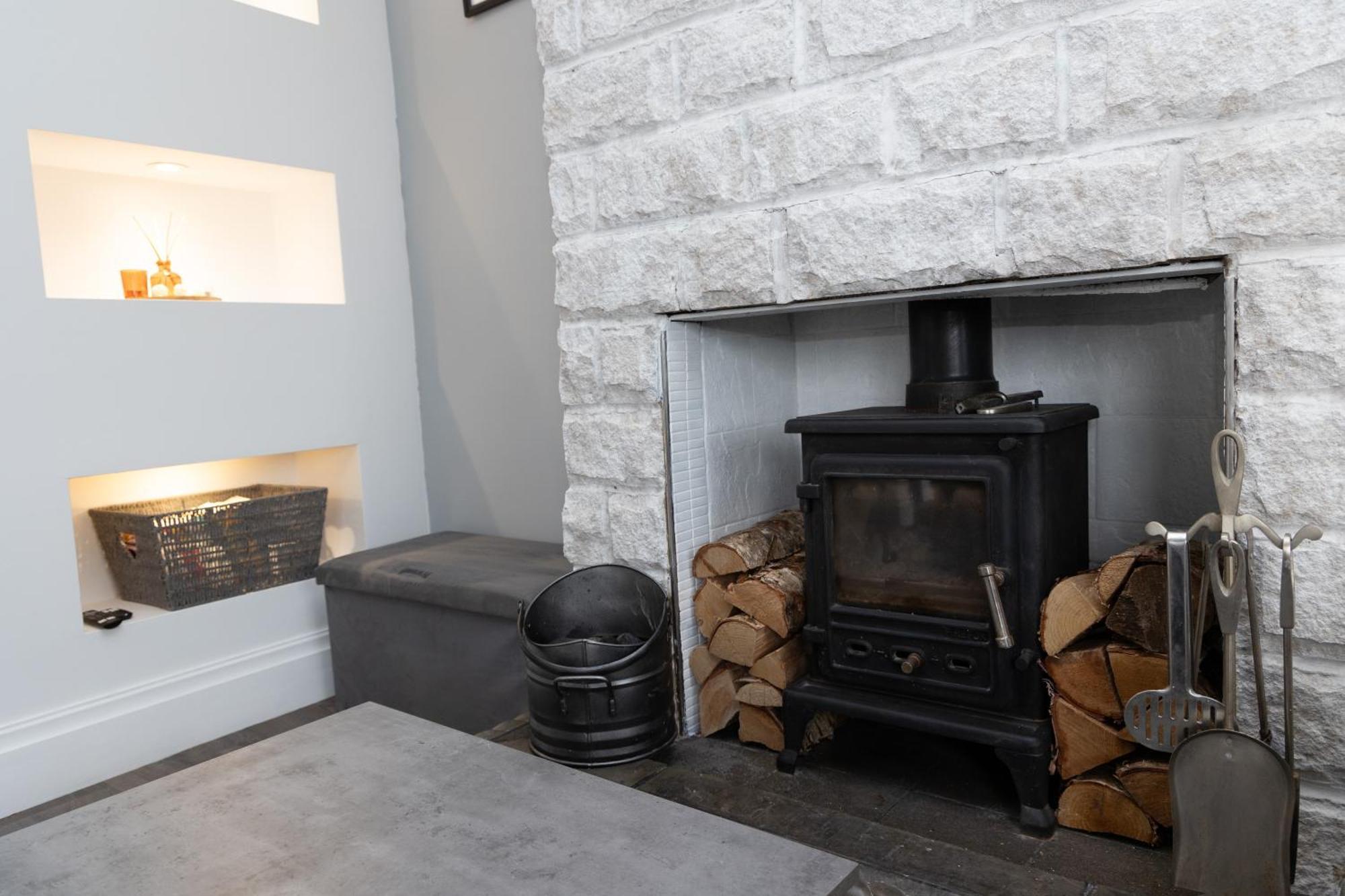 Vakantiehuis Carpe Diem - Stunning 4 Bed With Games Table Manchester