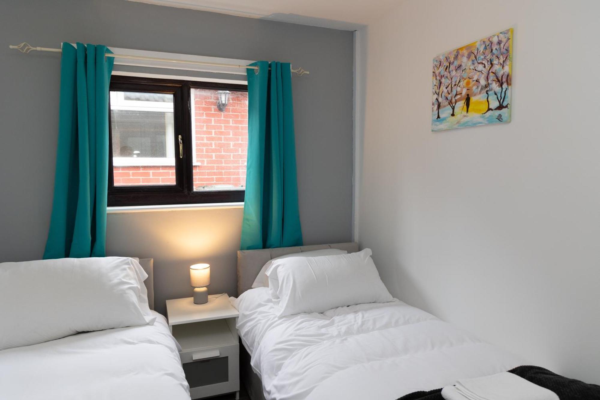 Carpe Diem - Stunning 4 Bed With Games Table Manchester