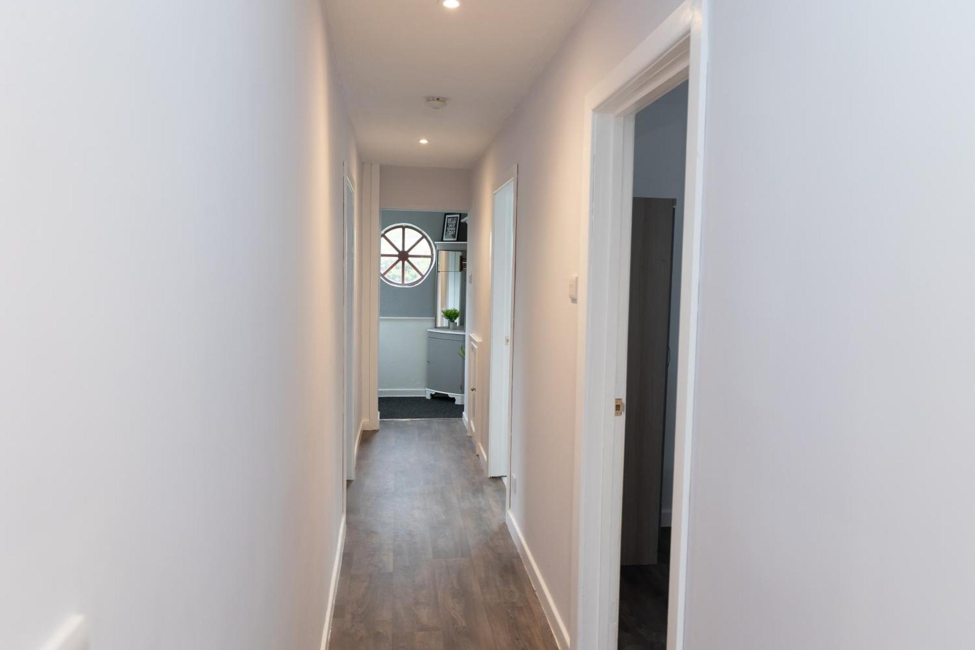 Carpe Diem - Stunning 4 Bed With Games Table Manchester