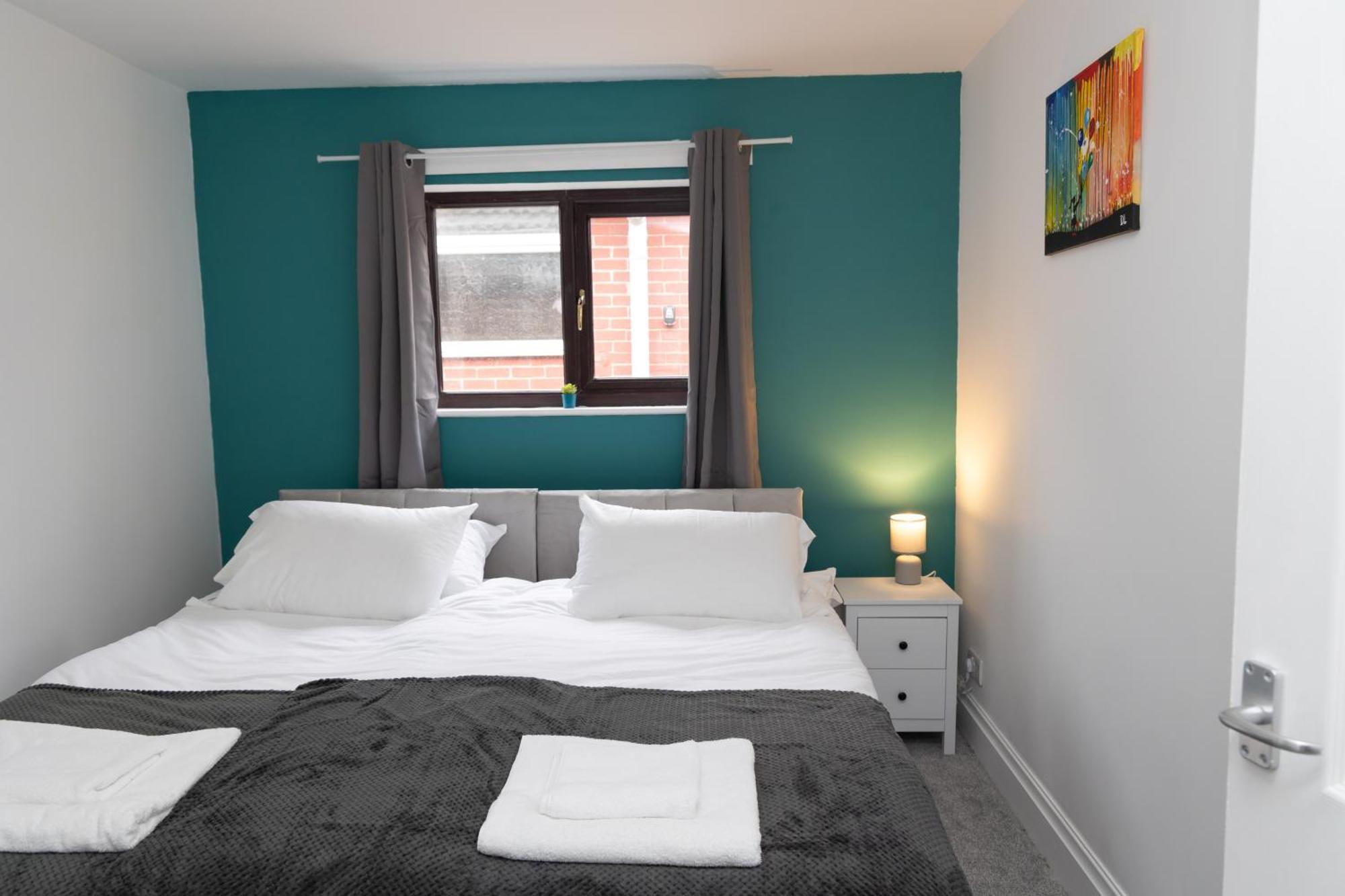 Carpe Diem - Stunning 4 Bed With Games Table Manchester