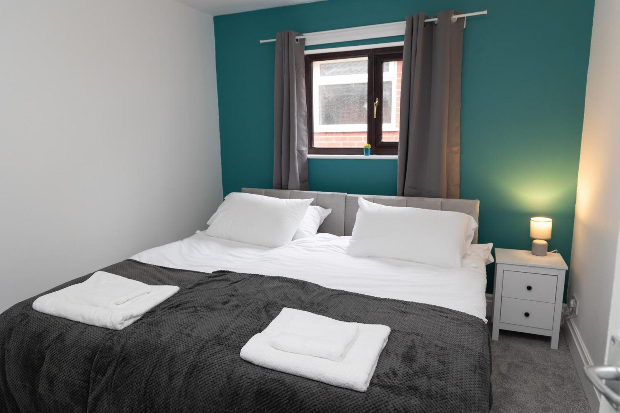 Carpe Diem - Stunning 4 Bed With Games Table Manchester