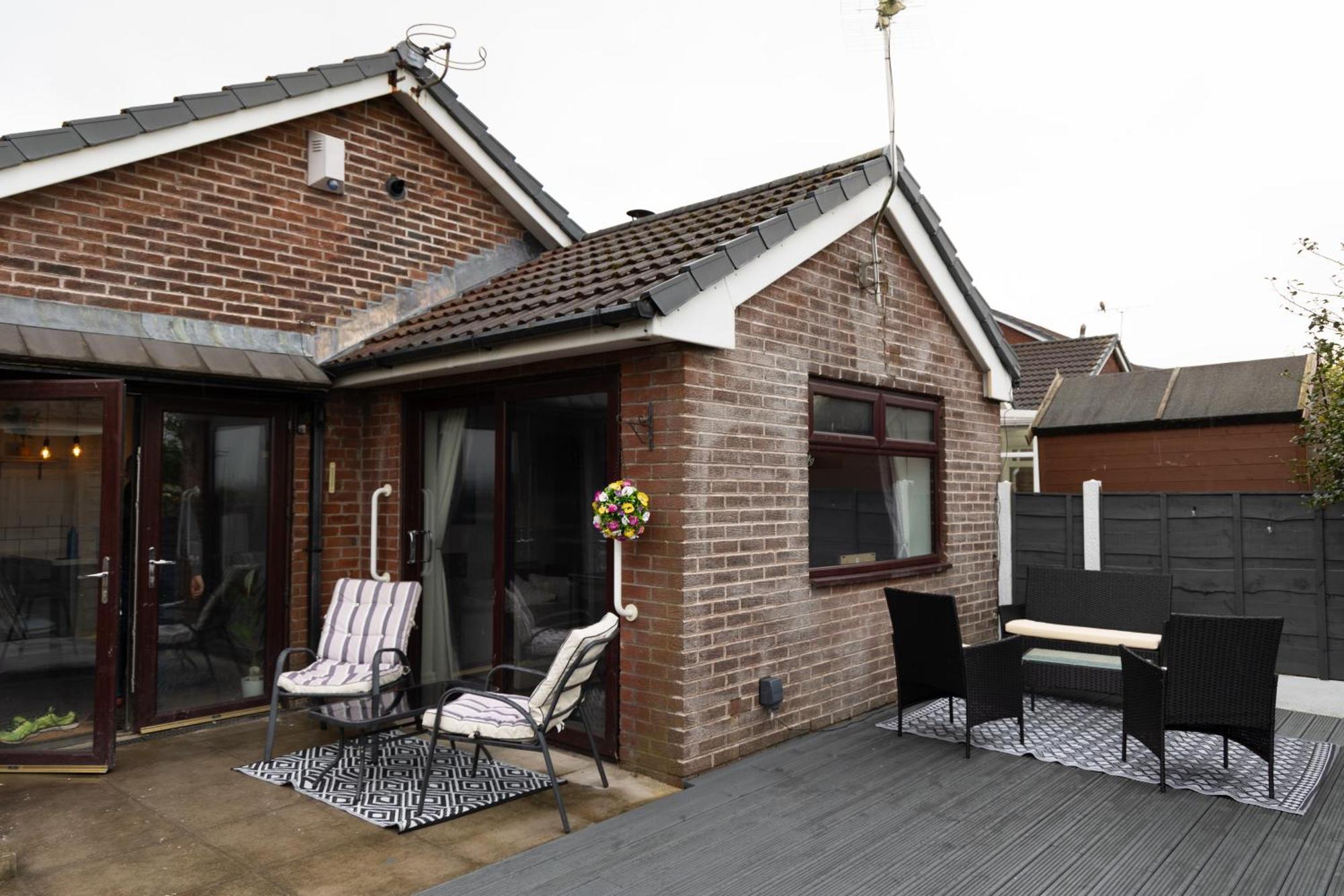 Carpe Diem - Stunning 4 Bed With Games Table * Manchester