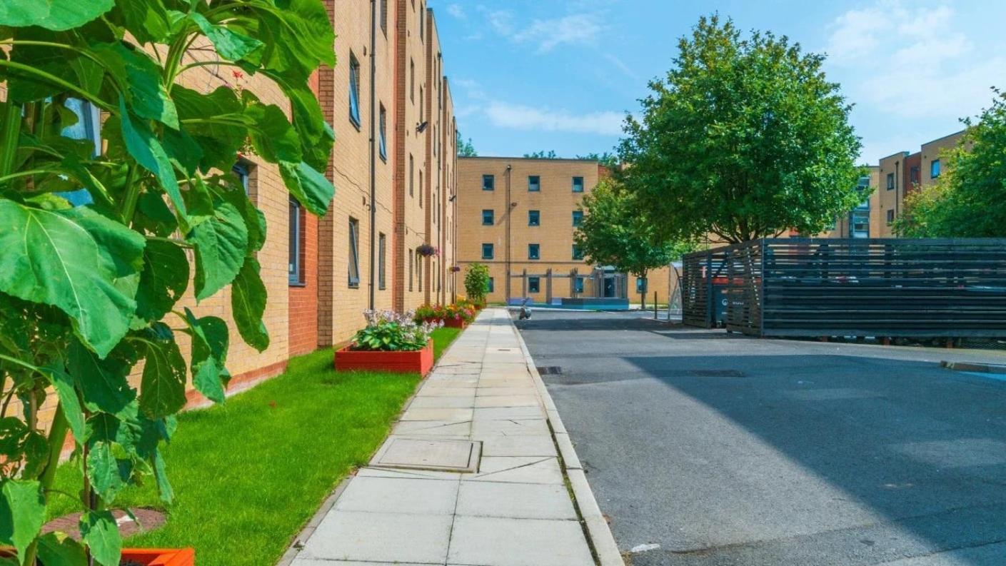 Homely Private Bedrooms At Oxford Court In
