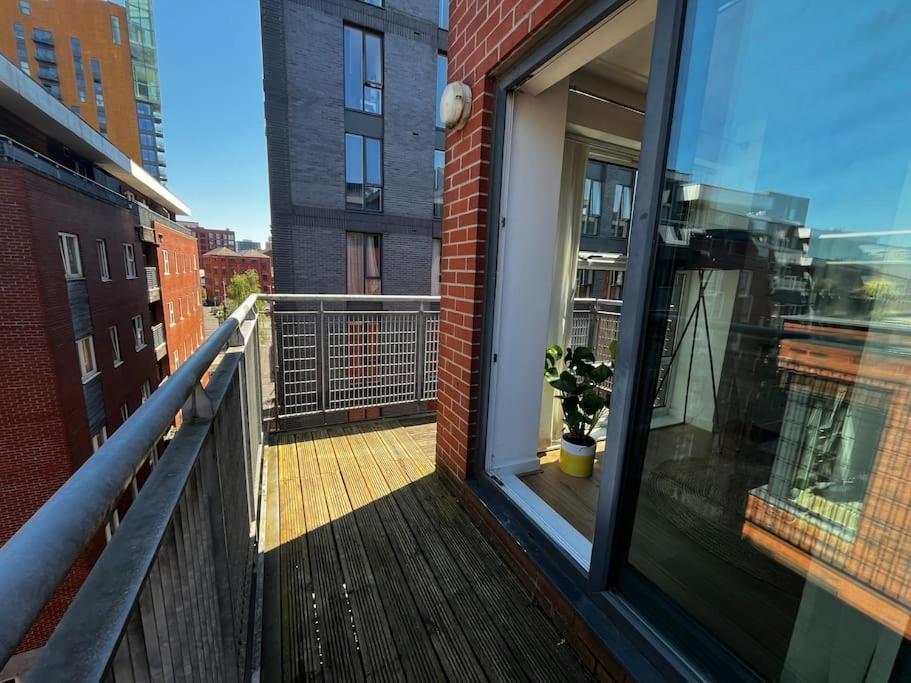 Stylish Centre With Large Balcony *